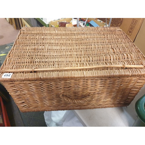 252 - WICKER PICNIC BOX