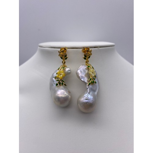 400 - 925 SILVER GILT MOUNTED SIMULATED PEARL AND ENAMEL PENDANT ON TRACE CHAIN WITH MATCHING EARRINGS