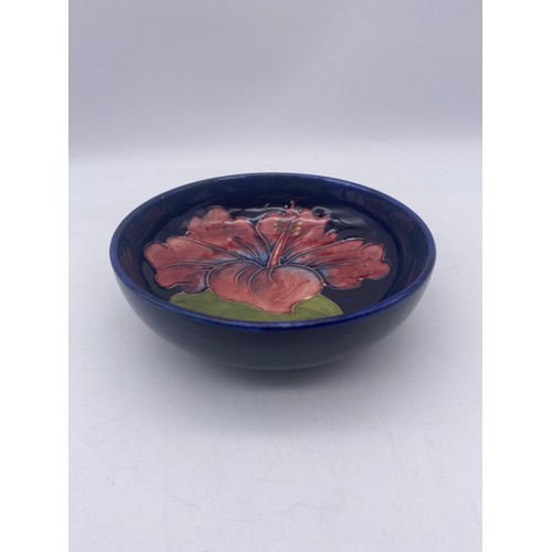 382 - MOORCROFT POTTERY HISBISCUS PATTERN SHALLOW BOWL (H: 12cm D: 4cm)