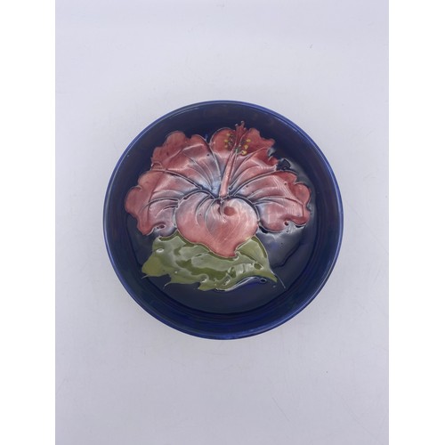 382 - MOORCROFT POTTERY HISBISCUS PATTERN SHALLOW BOWL (H: 12cm D: 4cm)