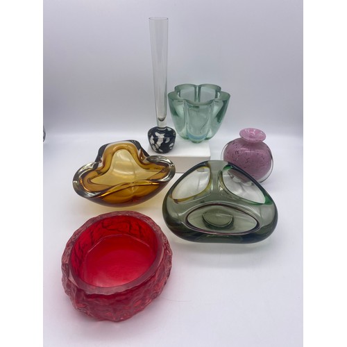 361 - SELECTION OF VINTAGE GLASSWARE INC. WHITEFRIARS RUBY BARK EFFECT BOWL, MURANO TRI COLOUR ASHTRAY AND... 