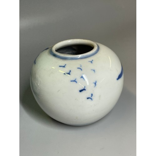 530 - TWO MINIATURE CHINESE BLUE AND WHITE GLOBULAR AND SQUAT BALUSTER VASES (H: 5cm D: 6cm)