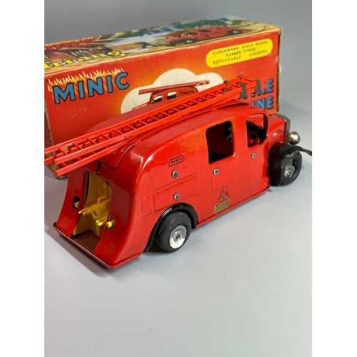 519 - MINIC TRIANG CLOCK WORK FIRE ENGINE (WHEELS AF NO KEY)