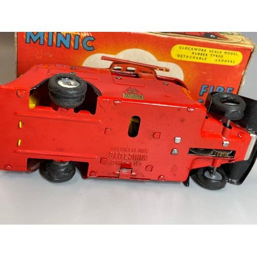 519 - MINIC TRIANG CLOCK WORK FIRE ENGINE (WHEELS AF NO KEY)