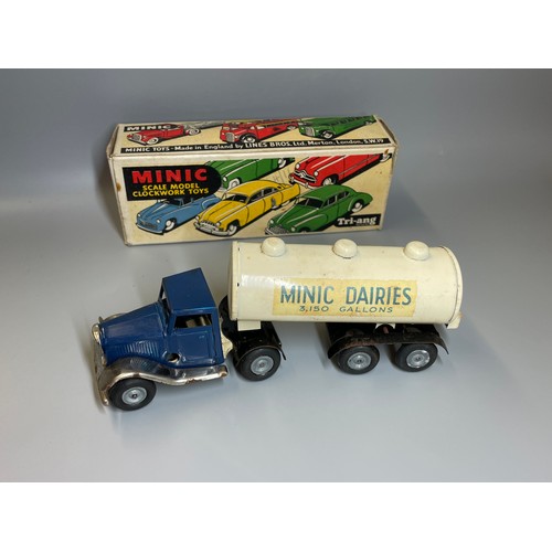 518 - MINIC TRIANG CLOCK WORK MECHANICAL HORSE AND MILK TANKER 71M (NO KEY)