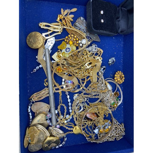 425 - SELECTION OF VARIOUS COSTUME JEWELLERY, ROLLED GOLD LOCKET, LADIES WRIST WATCHES, SIMULATED PEARL NE... 