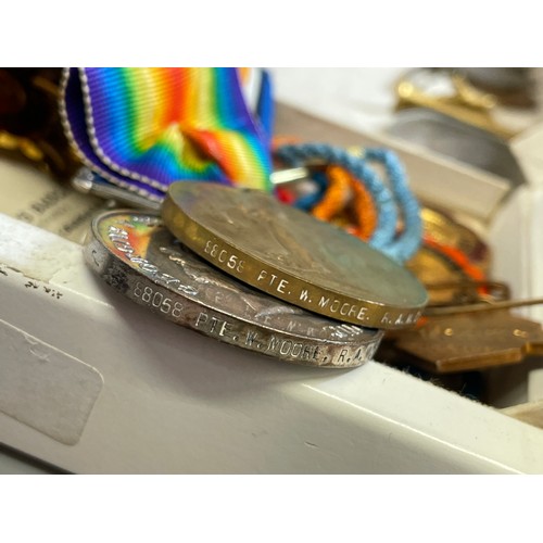 500 - TRAY CONTAINING CASED ORDER OF THE ODD FELLOWS ENAMELLED MEDALLIONS, SELECTION OF REGIMENTAL CAP BAD... 