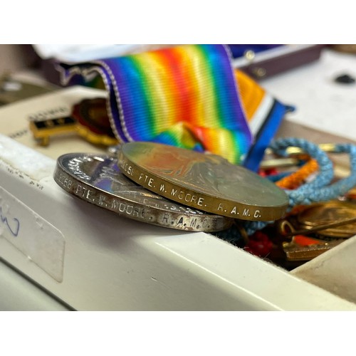 500 - TRAY CONTAINING CASED ORDER OF THE ODD FELLOWS ENAMELLED MEDALLIONS, SELECTION OF REGIMENTAL CAP BAD... 