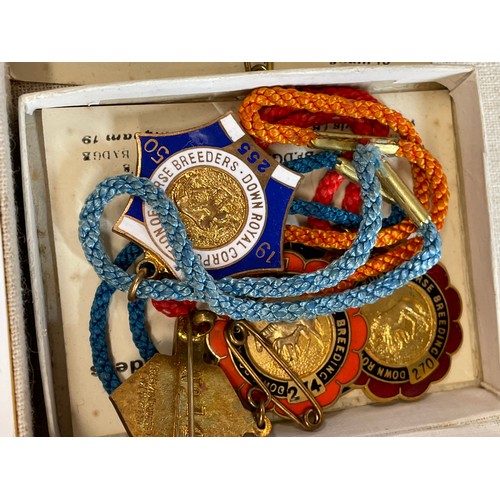 500 - TRAY CONTAINING CASED ORDER OF THE ODD FELLOWS ENAMELLED MEDALLIONS, SELECTION OF REGIMENTAL CAP BAD... 