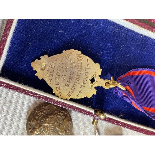 500 - TRAY CONTAINING CASED ORDER OF THE ODD FELLOWS ENAMELLED MEDALLIONS, SELECTION OF REGIMENTAL CAP BAD... 