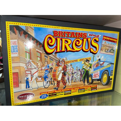 372 - BOXED BRITAINS CIRCUS SET 08673 132 SCALE CIRCUS STREET PARADE DIORAMA SANS CAR