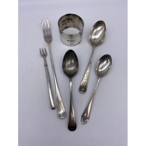 396 - BIRMINGHAM SILVER NAPKIN RING, SILVER PICKLE FORK, SILVER TEASPOONS, AND A PLATED TEASPOON