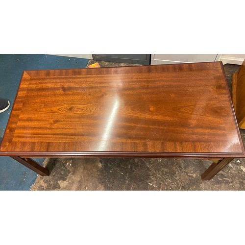 43 - GEORGIAN STYLE MAHOGANY LOW COFFEE TABLE