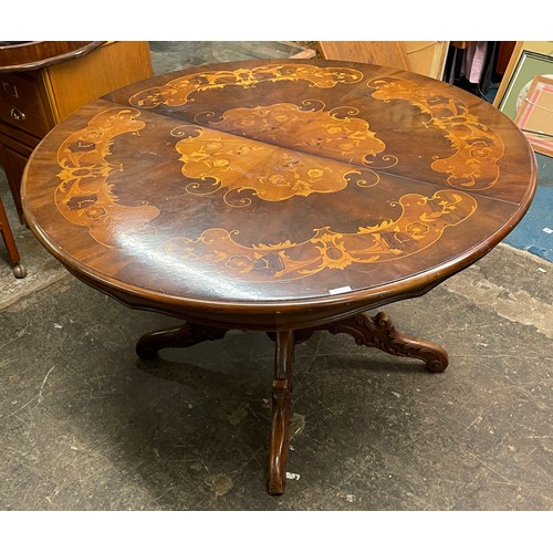 7 - LARGE ITALIAN STYLE CIRCULAR EXTENDING TABLE WITH A SET OF FOUR MATCHING CHAIRS