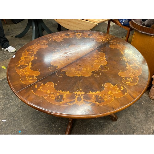 7 - LARGE ITALIAN STYLE CIRCULAR EXTENDING TABLE WITH A SET OF FOUR MATCHING CHAIRS