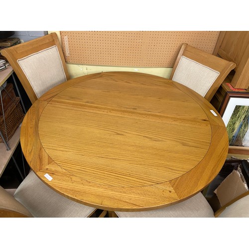 185 - OAK CIRCULAR PEDESTAL EXTENDING DINING TABLE AND FOUR CREAM FABRIC HIGH BACK CHAIRS