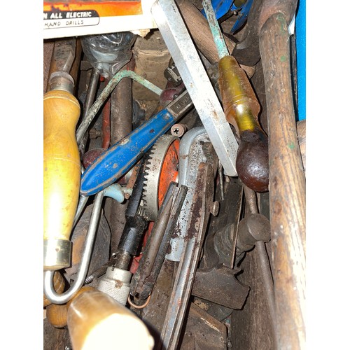 260 - STORAGE BOX CONTAINING VINTAGE TOOLS INCLUDING HAMMERS, AXE, SPIRIT LEVELS, CHISELS AND SAWS ETC.