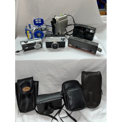 362 - A SHELF OF CAMERAS INCLUDING A PENTAX ZOOM 90, KODAK INSTAMATIC 233, CANON POWERSHOT A400, HELENA PO... 