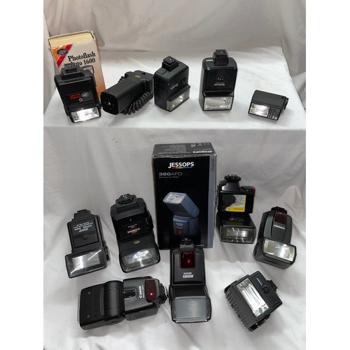 357 - A SHELF OF PHOTOGRAPHIC CAMERA FLASH UNITS, INCLUDING A BOXED JESSOPS 360 AFD, CHINON 800CBS, COBRA ... 