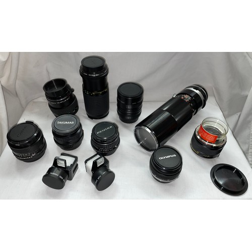 358 - SHELF OF CAMERA LENSES INCLUDING A TAMRON 1:5.6 NUMBER 200829, A SUN 1:4.5 MACRO, PENTAX, OLYMPUS, T... 