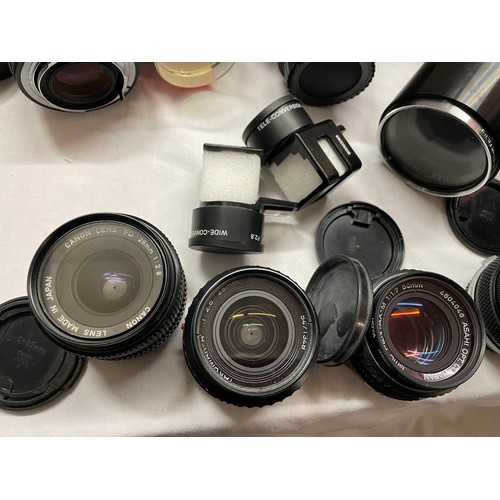 358 - SHELF OF CAMERA LENSES INCLUDING A TAMRON 1:5.6 NUMBER 200829, A SUN 1:4.5 MACRO, PENTAX, OLYMPUS, T... 