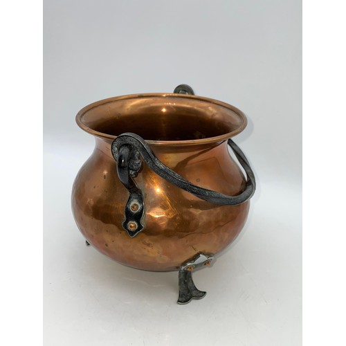 410 - BEATEN COPPER CAULDRON (14CM HEIGHT)