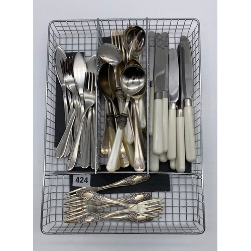 424 - TRAY OF MIXED STAINLESS STEEL AND EPNS CUTLERY