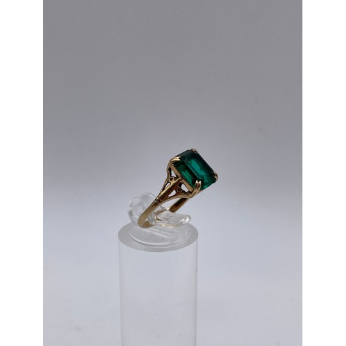 439 - 9CT GOLD CUSHION SET GREEN TOURMALINE RING 2G APPROX