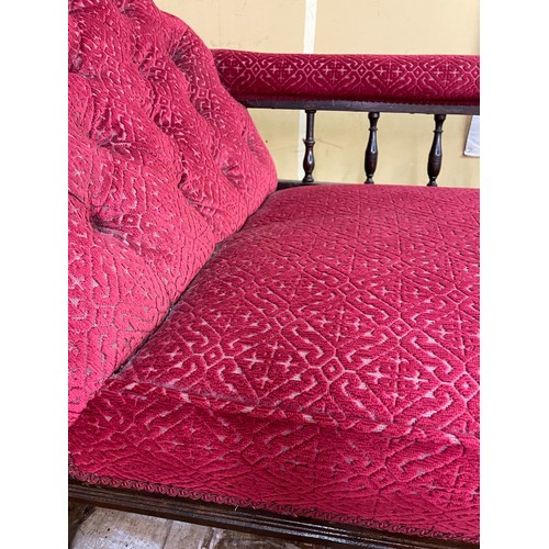 81 - EDWARDIAN CHIP CARVED SHOW FRAME RED UPHOLSTERED CHAISE LONGUE