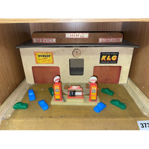 373 - TRIANG MINIC TOY SERVICE STATION GARAGE WITH PETROL PUMPS AND SEVEN 1958 BMC SUGAR PUFFS PLASTIC CAR... 