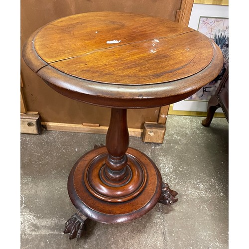 131 - VICTORIAN MAHOGANY CIRCULAR OCCASIONAL TABLE ON CIRCULAR BASE WITH LIONS PAW FEET