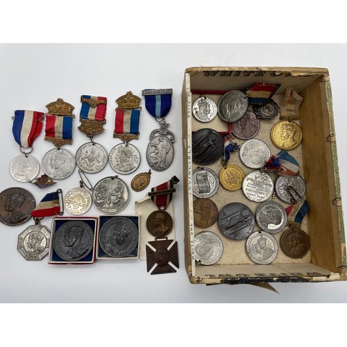 524 - BOX CONTAINING ROYAL COMMEMORATIVE MEDALLIONS AND SILVER JUBILEE VICTORIA LAPEL BADGE