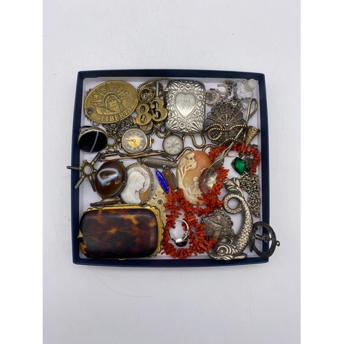 532 - TRAY OF MISCELLANEOUS ITEMS - AGATE SET RINGS AND PENDANTS, EMBOSSED SILVER PLATED VESTA CASE, CARVE... 