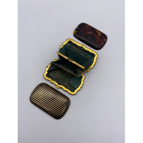 532 - TRAY OF MISCELLANEOUS ITEMS - AGATE SET RINGS AND PENDANTS, EMBOSSED SILVER PLATED VESTA CASE, CARVE... 