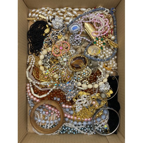 518 - BOX OF COSTUME JEWELLERY INCLUDING SARAH COVENTRY BROOCHES AND EARRINGS, THREEPENCE COIN RING,  DRAG... 