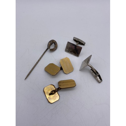 498 - PAIR OF SILVER SQUARE CUFF LINKS, UNMARKED HORSE SHOE PIN STICK, AND PAIR OF 12CT FRONT AND BACK PLA... 