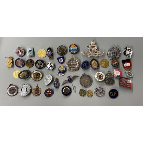 531 - BAG OF VARIOUS ENAMEL BADGES, BIRMINGHAM POLICE BADGES, ARP BADGE, AND OTHERS