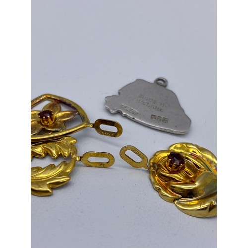 522 - SMALL SELECTION OF SILVER GILDED JEWELLERY ROLLED GOLD HEART LOCKET, 9CT GOLD TRACE CHAIN WITH PLATE... 