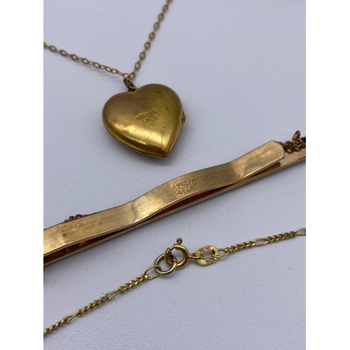 522 - SMALL SELECTION OF SILVER GILDED JEWELLERY ROLLED GOLD HEART LOCKET, 9CT GOLD TRACE CHAIN WITH PLATE... 