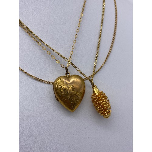 522 - SMALL SELECTION OF SILVER GILDED JEWELLERY ROLLED GOLD HEART LOCKET, 9CT GOLD TRACE CHAIN WITH PLATE... 