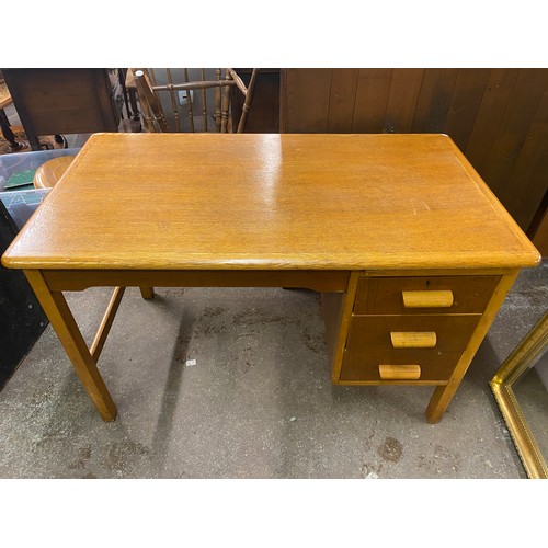 77 - MID CENTURY OAK SINGLE PEDESTAL KNEEHOLE DESK