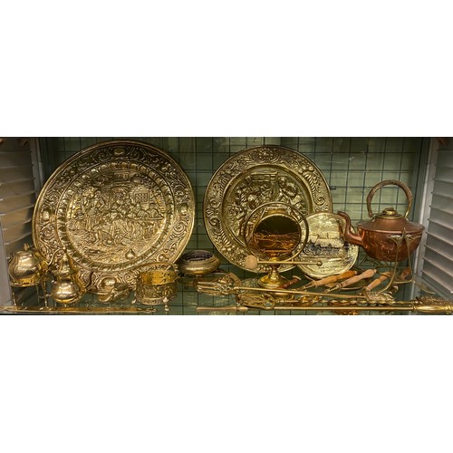 221 - SET OF VICTORIAN COPPER GRADUATED JUGS, COPPER KETTLE ON STAND, VARIOUS ITEMS OF BRASSWARE AND A BRA... 