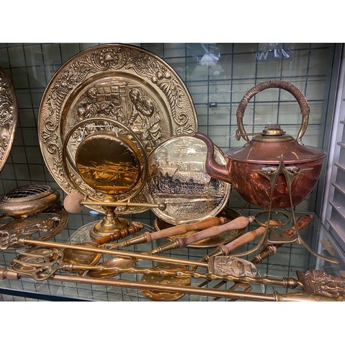 221 - SET OF VICTORIAN COPPER GRADUATED JUGS, COPPER KETTLE ON STAND, VARIOUS ITEMS OF BRASSWARE AND A BRA... 