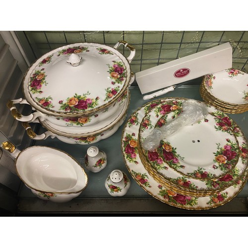 222 - EXTENSIVE ROYAL ALBERT OLD COUNTRY ROSES DINNER AND TEA SET, INCLUDING TEA AND COFFEE POTS, TUREENS,... 