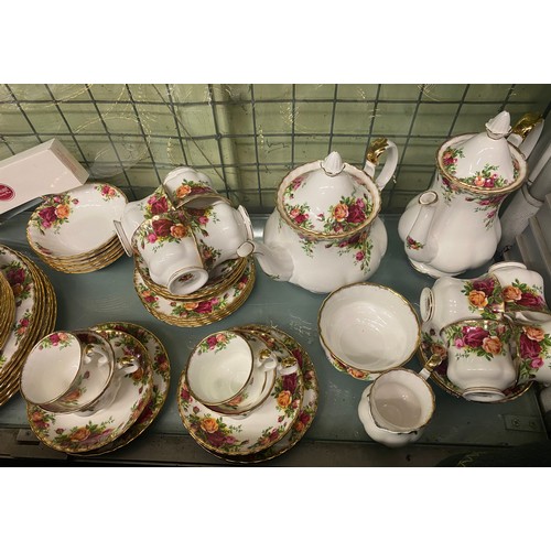 222 - EXTENSIVE ROYAL ALBERT OLD COUNTRY ROSES DINNER AND TEA SET, INCLUDING TEA AND COFFEE POTS, TUREENS,... 