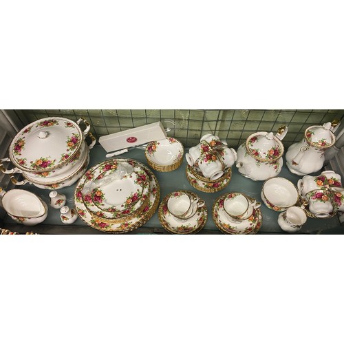 222 - EXTENSIVE ROYAL ALBERT OLD COUNTRY ROSES DINNER AND TEA SET, INCLUDING TEA AND COFFEE POTS, TUREENS,... 