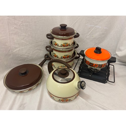 174 - 1970S VINTAGE SET OF ENAMEL SAUCEPANS, FRYING PAN, KETTLE AND SWISS FONDUE POT