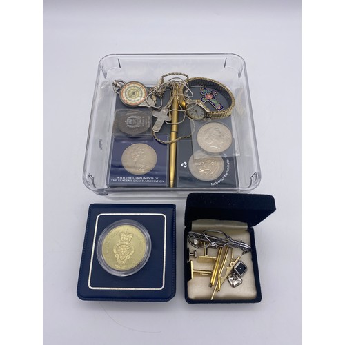 470 - TRAY CONTAINING COMMEMORATIVE QUEEN ELIZABETH II CROWNS, TIE SLIDES, CUFF LINKS, AND WRIST WATCH