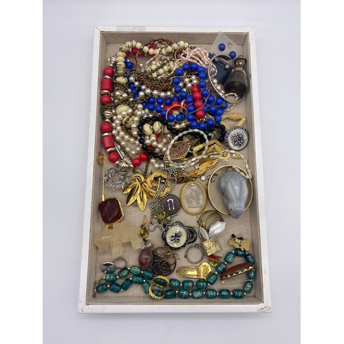 466 - TRAY OF VARIOUS COSTUME BEADS, MARCASITE AND AGATE BROOCHES