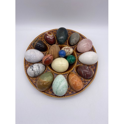 467 - DISH OF POLISHED AGATE AND STONE EGGS